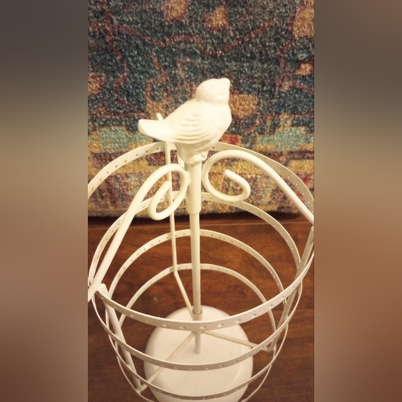 Spinning white accessories carousel. Bird detail. - Picture 3 of 3